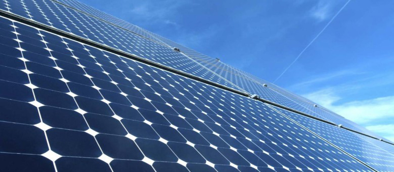 ¿Cuáles son los cinco principales beneficios del uso de paneles solares en zonas residenciales?