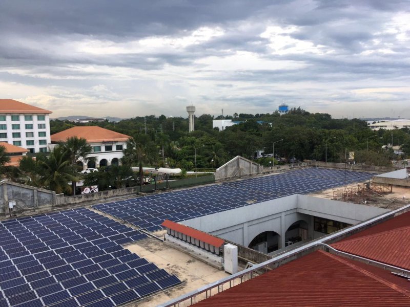 ¿Se pueden instalar paneles solares en planos techos? 